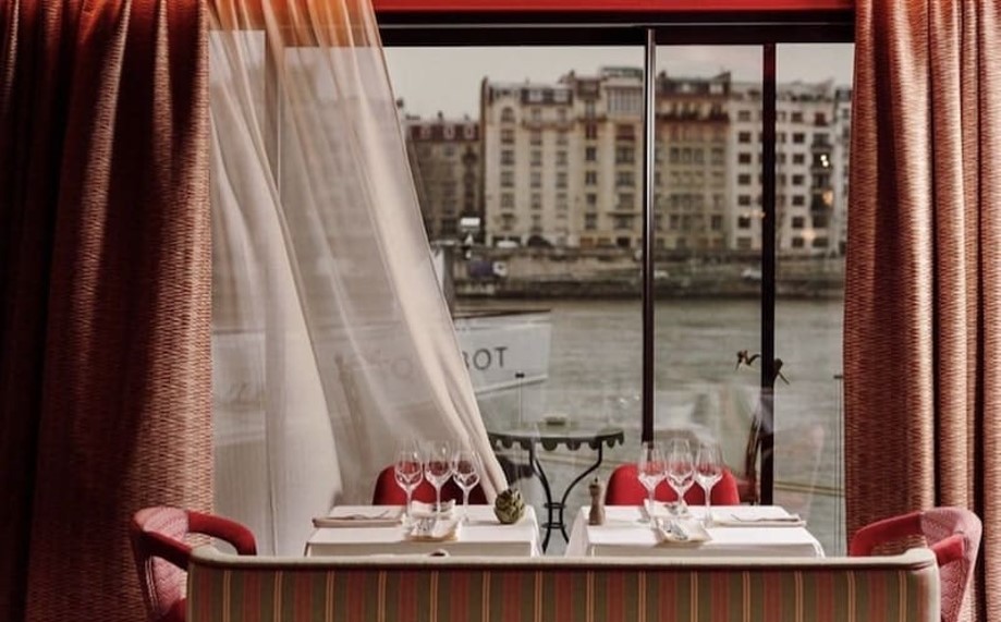 Plage parisienne vue sur seine